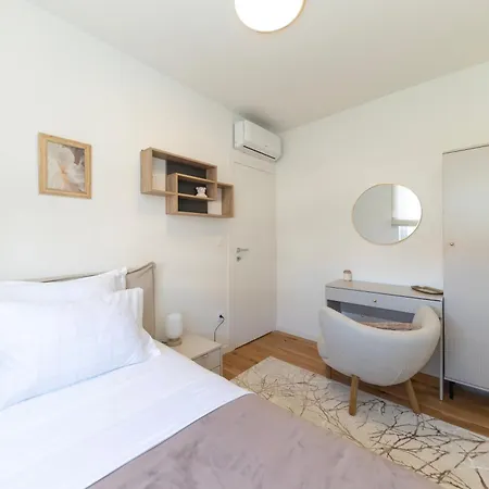 Pia By Belmont Realty 자다르